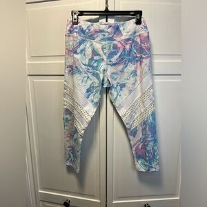 TheFreeYoga Fun Swirls With Mesh Leg Detail Capri Leggings Size Women’s Medium